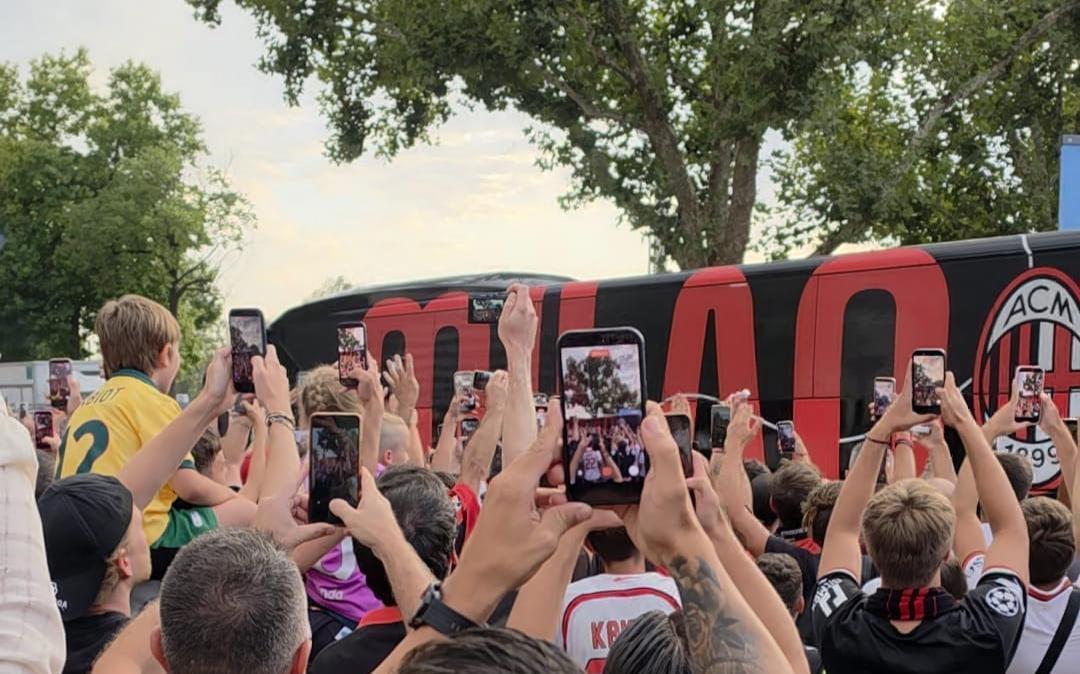 VIDEO MN - Arrivato a San Siro il pullman del Milan, grande entusiasmo dei tifosi