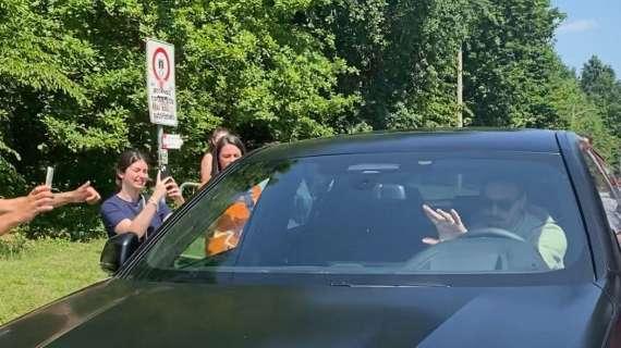 VIDEO MN - Ibra lascia Milanello e saluta i tifosi rossoneri