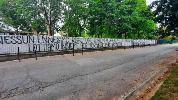FOTO MN - Milanello, lo striscione della Curva Sud Milano: "Lottiamo insieme per tornare protagonisti"