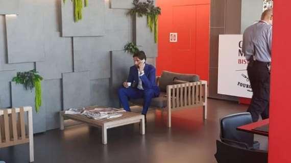 FOTO MN - L’agente di Bellodi a Casa Milan: rinnovo e prestito al Crotone