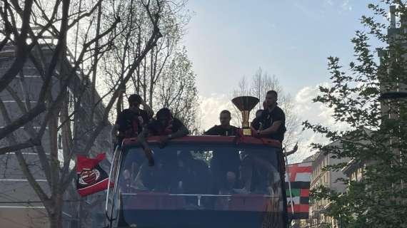 VIDEO MN - "Forza lotta, vincerai, non ti lasceremo mai": il coro dei giocatori e dei tifosi del Milan