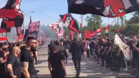 VIDEO MN - La Curva Sud a Milanello: cori ed entusiasmo per sostenere la squadra