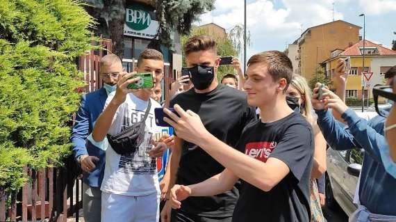 VIDEO MN - Milan, Giroud ha firmato degli autografi dopo aver ottenuto l'idoneità sportiva