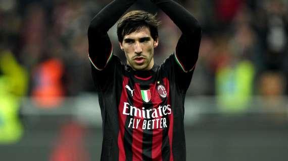 Milanello, Tonali premiato da Maldini e Massara per le 100 presenze in rossonero