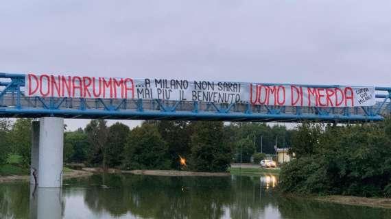 FOTO MN - Lo striscione della Curva Sud per Donnarumma: "A Milano non sarai mai più il benvenuto"