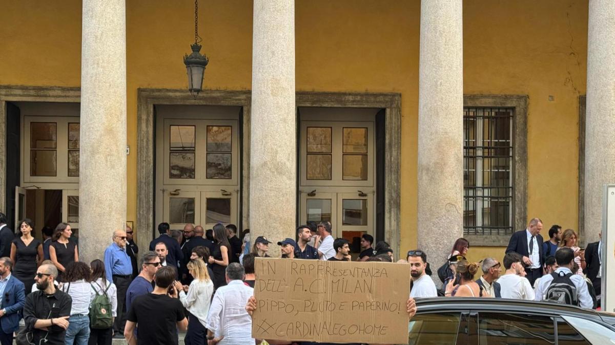 FOTO MN - La protesta di un tifoso: "In rappresentanza del Milan, Pippo, Pluto e Paperino! Cardinale Go home!"