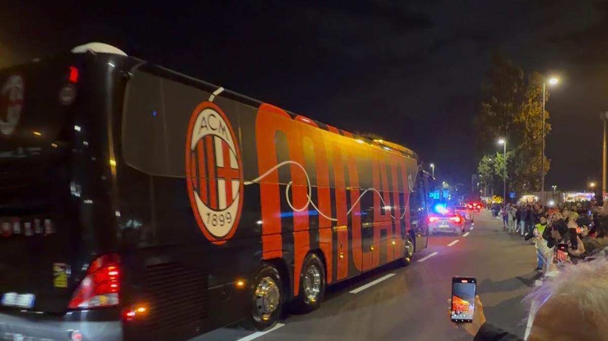 VIDEO MN - Arrivato il pullman del Milan all'Bluenergy Stadium di Udine