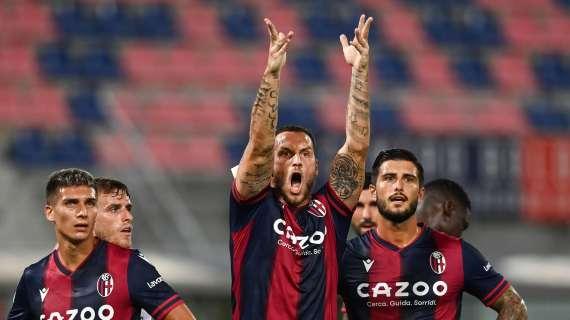 Bologna, seduta tattica mattutina. Tutti i giocatori in gruppo