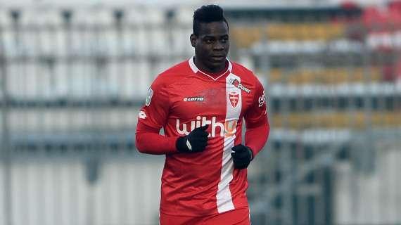 Balotelli sul derby: "Felice chiunque lo vinca. Ma se devo scegliere dico il Milan per Ibra"