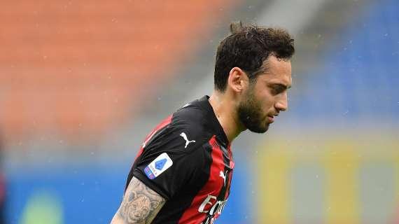 Milan, esce Calhanoglu e la luce si spegne
