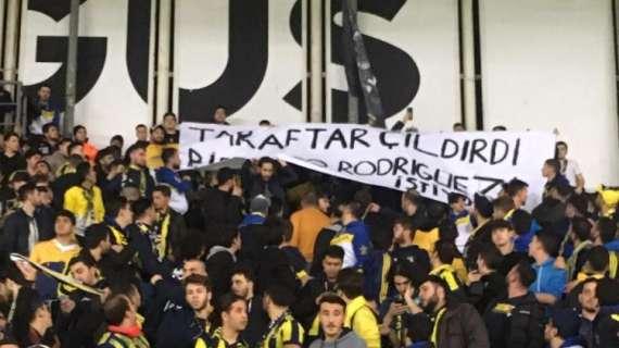 Sostenitori del Fenerbahce chiamano il terzino del Milan: "Pazzi per Rodriguez"