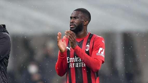 Milan, Tomori posta (sorridente) da Milanello: farà di tutto per esserci nel derby
