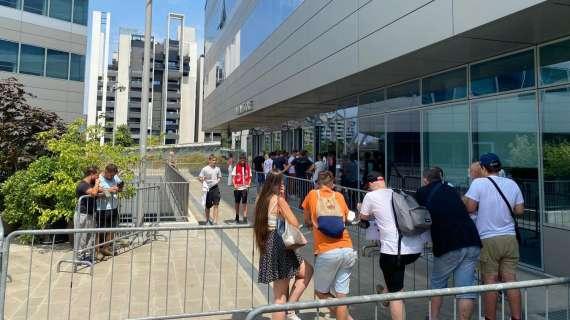 VIDEO MN - I tifosi rossoneri a Casa Milan per incontrare Divock Origi