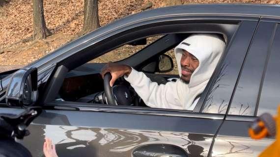 VIDEO MN - Milanello, i complimenti di un giovane tifoso a Tomori: "Sei il difensore più forte del mondo"