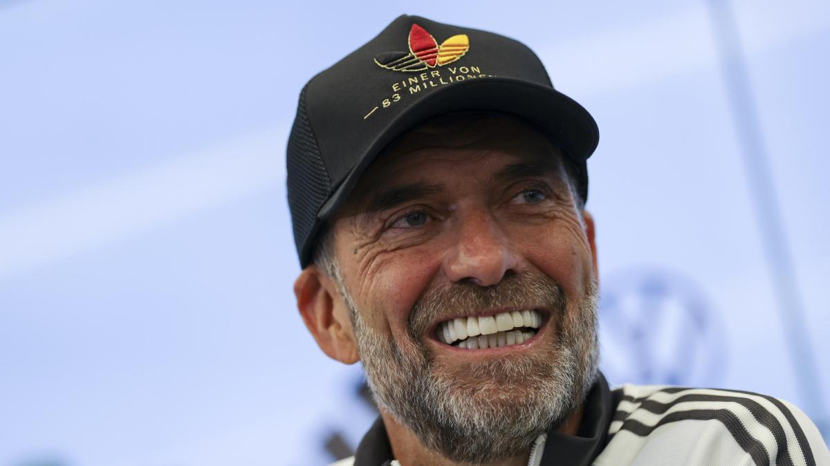 Klopp comincia chiamando 44 giocatori, formando due squadre, per la Germania