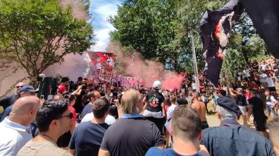 VIDEO MN - Milanello, la Curva Sud canta il nuovo coro: "22 maggio giorno speciale…"