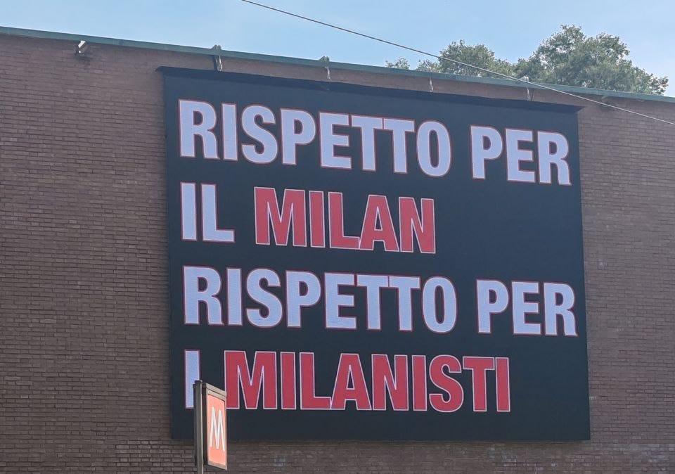 FOTO MN - La contestazione dei tifosi rossoneri arriva anche sul megaschermo del Piccolo Teatro: "Rispetto per il Milan, rispetto per i milanisti"