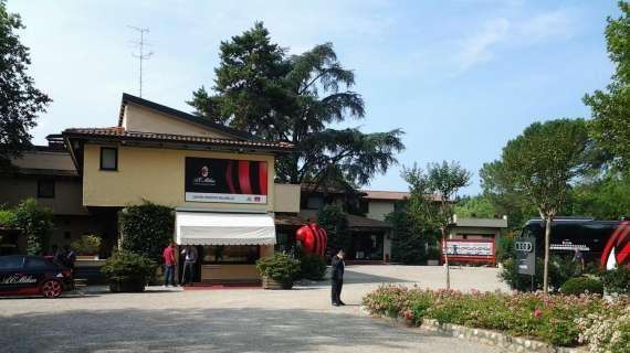 Milanello: allenamento in corso. Prima fase con corsa, stretching e allungamenti