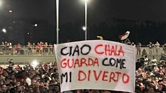 FOTO MN - Tifosi rossoneri in festa, spunta lo striscione: "Ciao Calha guarda come mi diverto"