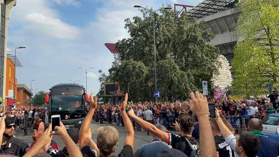 VIDEO MN - Il pullman del Milan è arrivato a San Siro: attesa per il derby