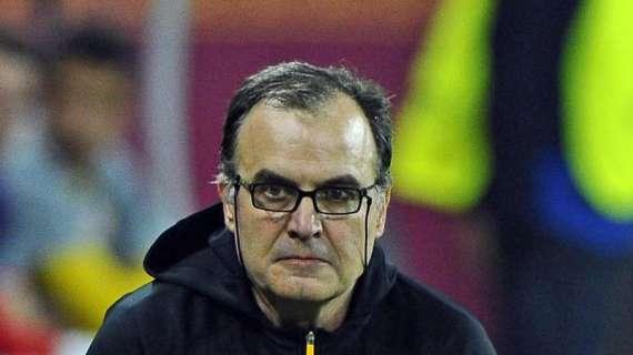 FOTO - Leeds in campo contro il Liverpool con una maglia pro-Champions: "Guadagnatela"