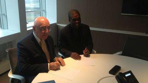 FOTO - Clarence Seedorf firma il contratto da allenatore del Milan