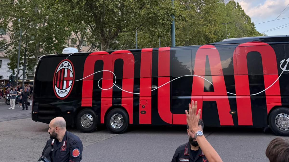 VIDEO MN - Arrivato il pullman del Milan all'Olimpico Grande Torino