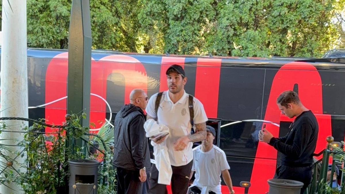 Il Milan è arrivato a Roma. Tutti presenti: anche gli infortunati, Ibra e Moncada