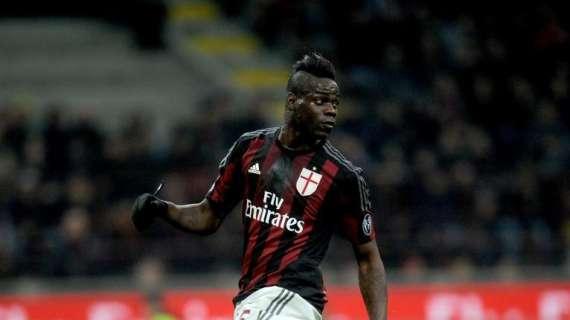 Milan, Balotelli ha provato ad abbattere il drone con il pallone