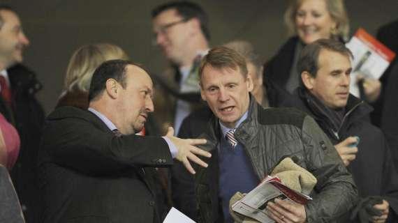 FOTO - Benitez prende appunti per il suo database durante Arsenal-Milan