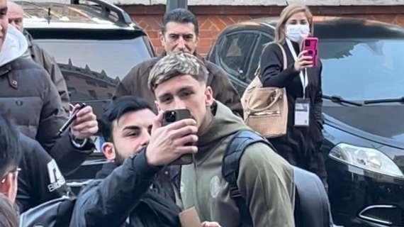VIDEO MN - Stasera Milan-Tottenham: l'arrivo dei rossoneri in hotel per il ritiro