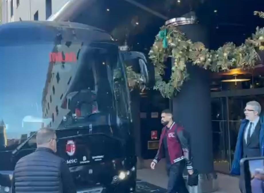 VIDEO MN - Il Milan lascia l'hotel per raggiungere San Siro