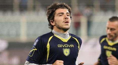 Paloschi resta tra due fuochi: il Milan non molla ma i numeri non tornano