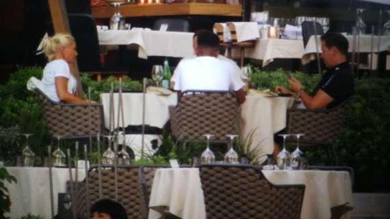 FOTO MN - Emil Roback a cena a Milano: lo scatto