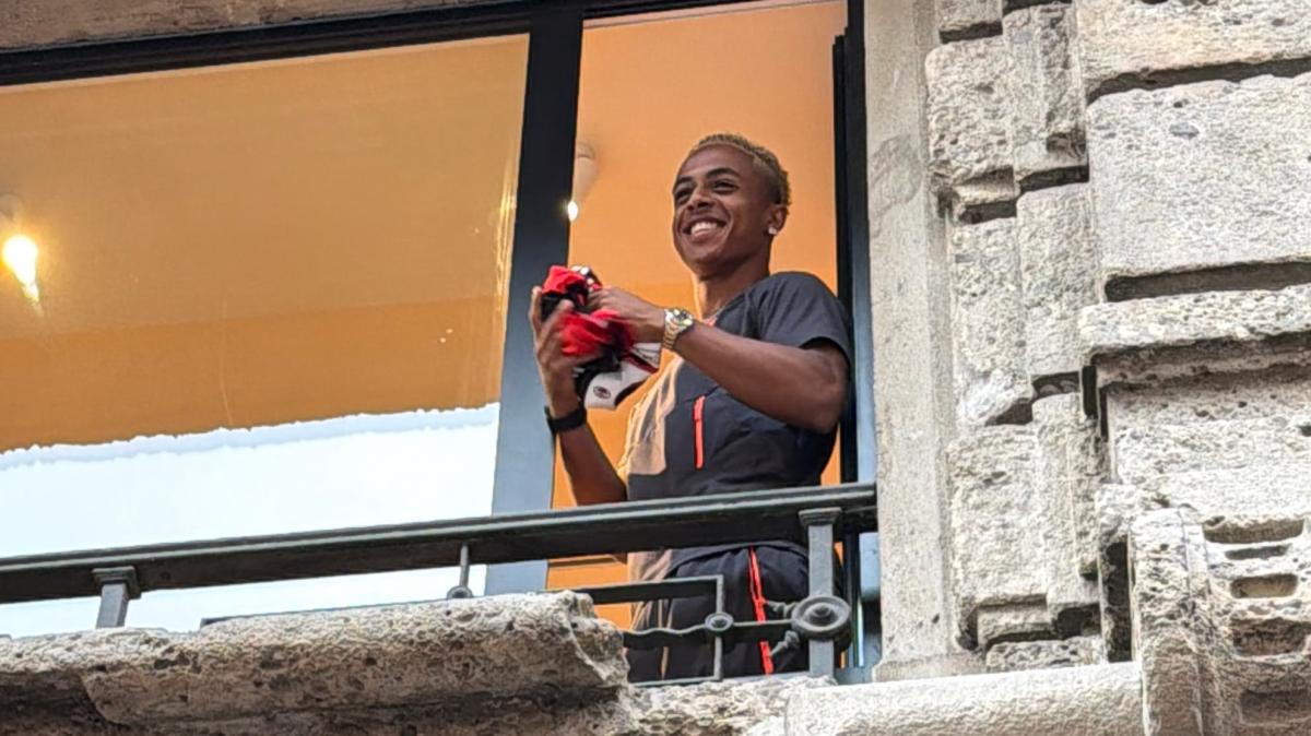 VIDEO MN - Omari Hutchinson incontra i tifosi milanisti al Flagship Store di via Dante a Milano