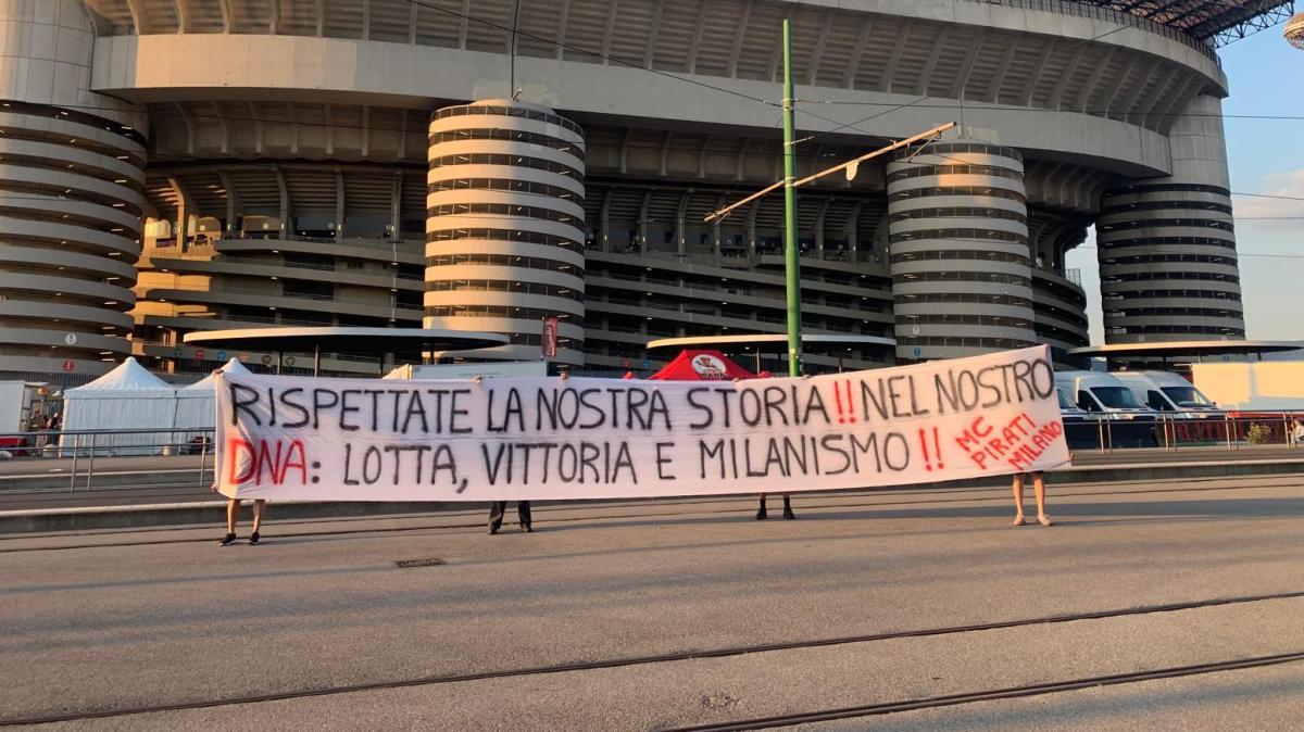 FOTO MN - Contestazione Milan, lo striscione del Milan Club Pirati 2.0 in giro per Milano: "Rispettate la nostra storia!"