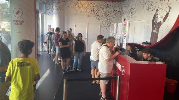 FOTO MN - Casa Milan, tifosi in coda in biglietteria 