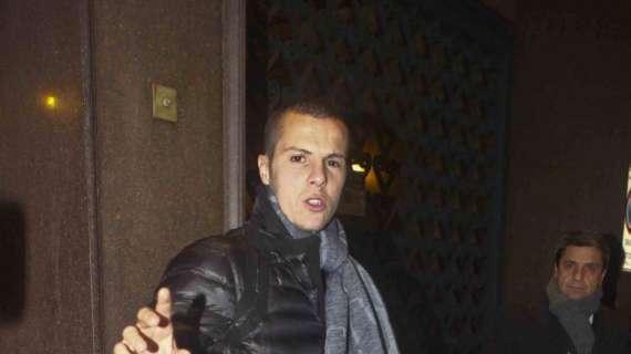FOTO - Il Milan ufficializza l'arrivo di Mesbah, vestirà la maglia n°15