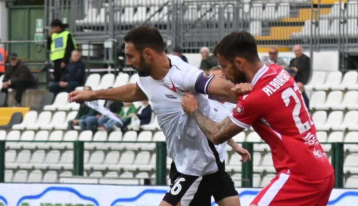 Pro Vercelli, occhi su un centrale