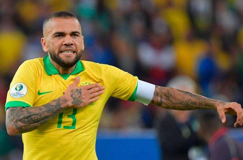 Dani Alves può lasciare il São Paulo: offerte dagli sceicchi