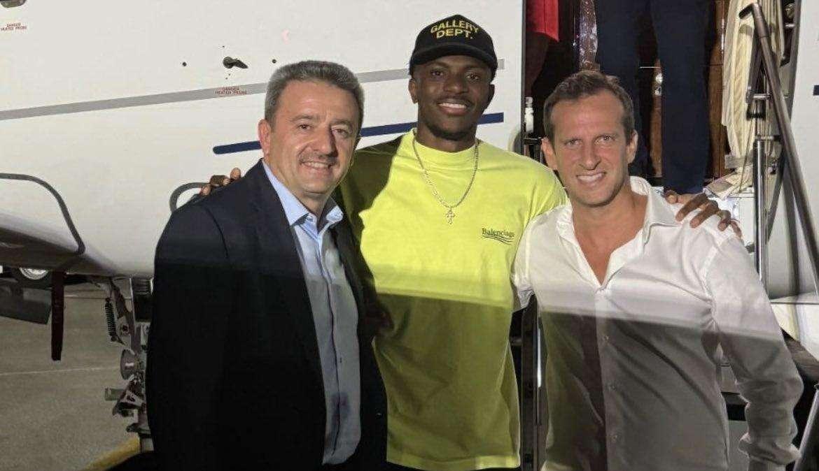 Osimhen parte per Istanbul. Domani le visite col Galatasaray