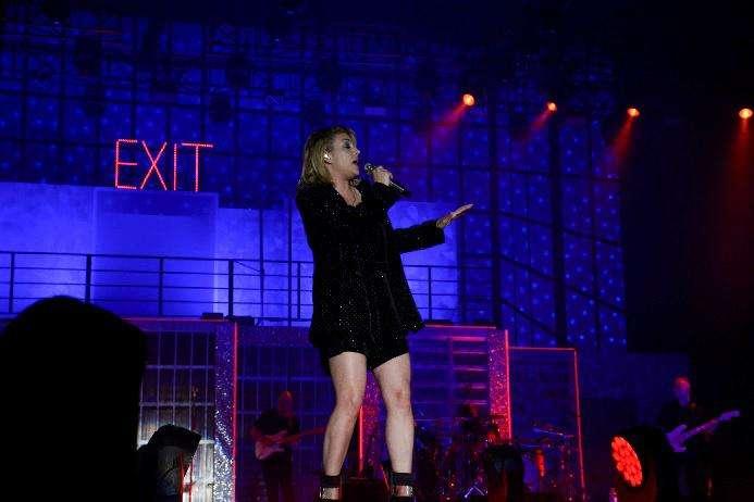Emma al Palapartenope con il suo «Essere qui tour»