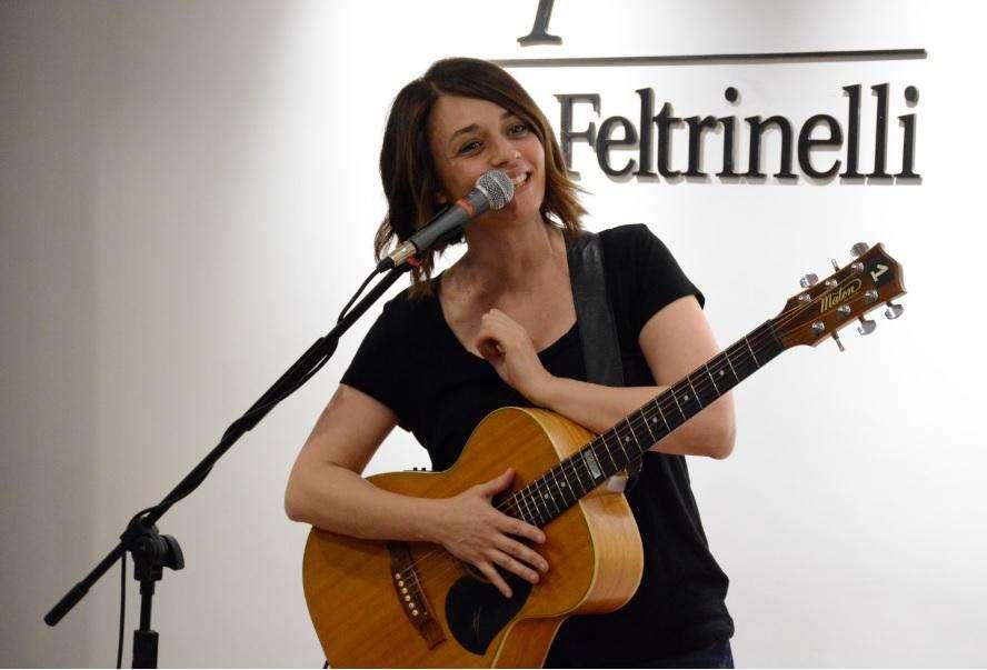 Carmen Consoli, folla di fan a Napoli per il mini live e firmacopie del nuovo album "Eco di sirene"