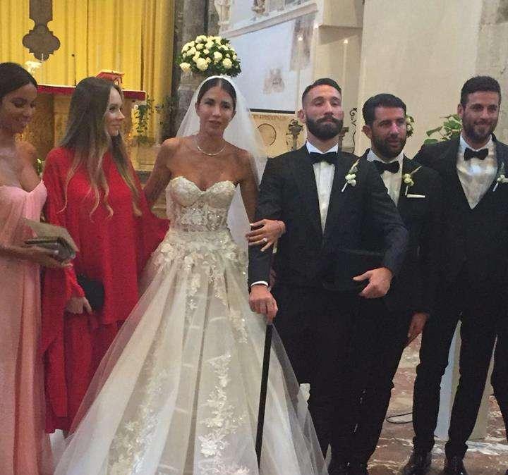 Il difensore azzurro Lorenzo Tonelli e la fidanzata Claudia si sono sposati. 