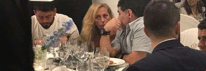 FOTO - Primo abbraccio in pubblico tra Diego Maradona e Cristiana Sinagra