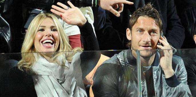 GOSSIP SERIE A - Totti si gode una vacanza in famiglia nello splendore di Mykonos