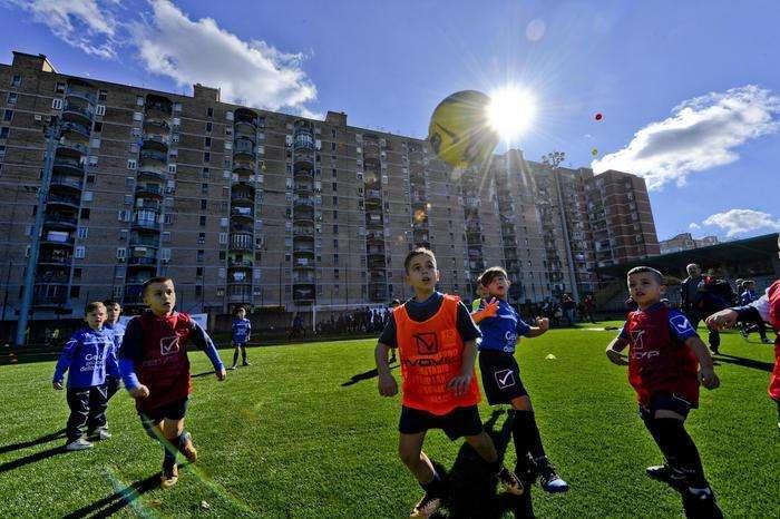 Torna il calcio a Scampia, stadio agibile con 10mila pneumatici riciclati