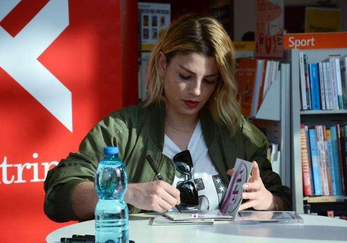 Emma Marrone, fan in delirio a Napoli per il firmacopie del nuovo album "Essere qui"