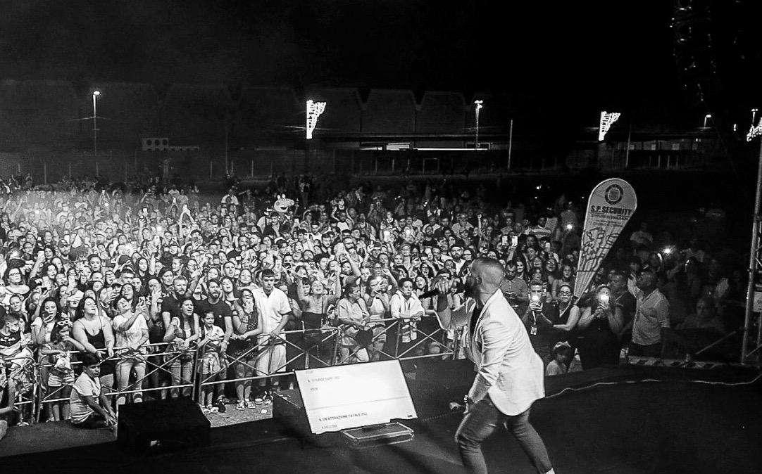 Eventi: “Bagno di folla per il live show di Gianni Fiorellino”.