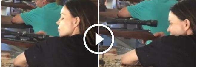 Nina Moric fa sempre parlare di se, impugna un fucile e minaccia: "Ladri vi aspetto a casa dopo le 22..."